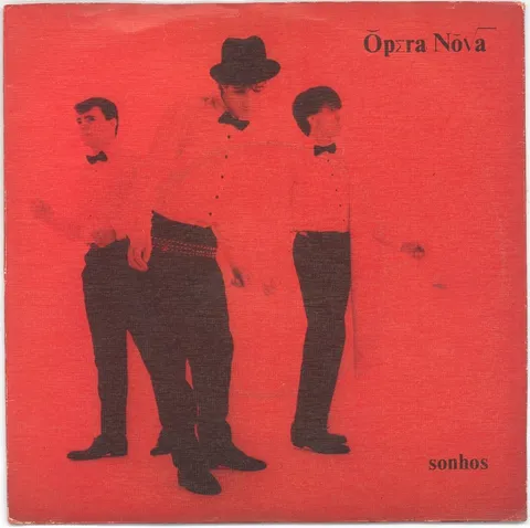 Capa do single Sonhos: fundo vermelho com os três músicos dos Ópera Nova.