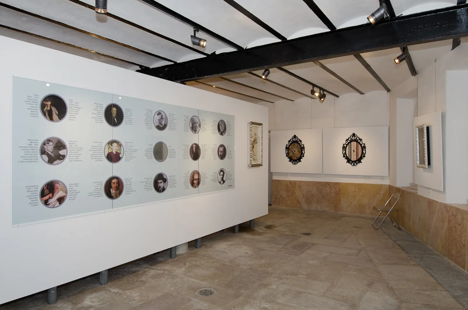 Vista da exposição Love Wave na Oficina das Artes da Quinta da Regaleira: paredes brancas com várias peças emolduradas e circulares.